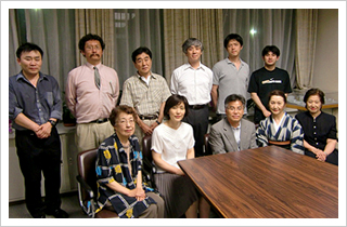 先生方と一緒の写真（後列左から　飯森先生、木立先生、渋谷先生、武木先生、矢野先生、松尾先生、前列中央　永野校長代理先生）