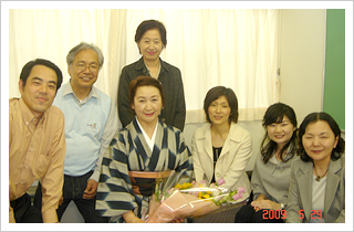 写真（都岡中学校の先生方と心の宅急便メンバー）右から古川先生、熊谷先生、左から市毛先生、渡邉先生の写真